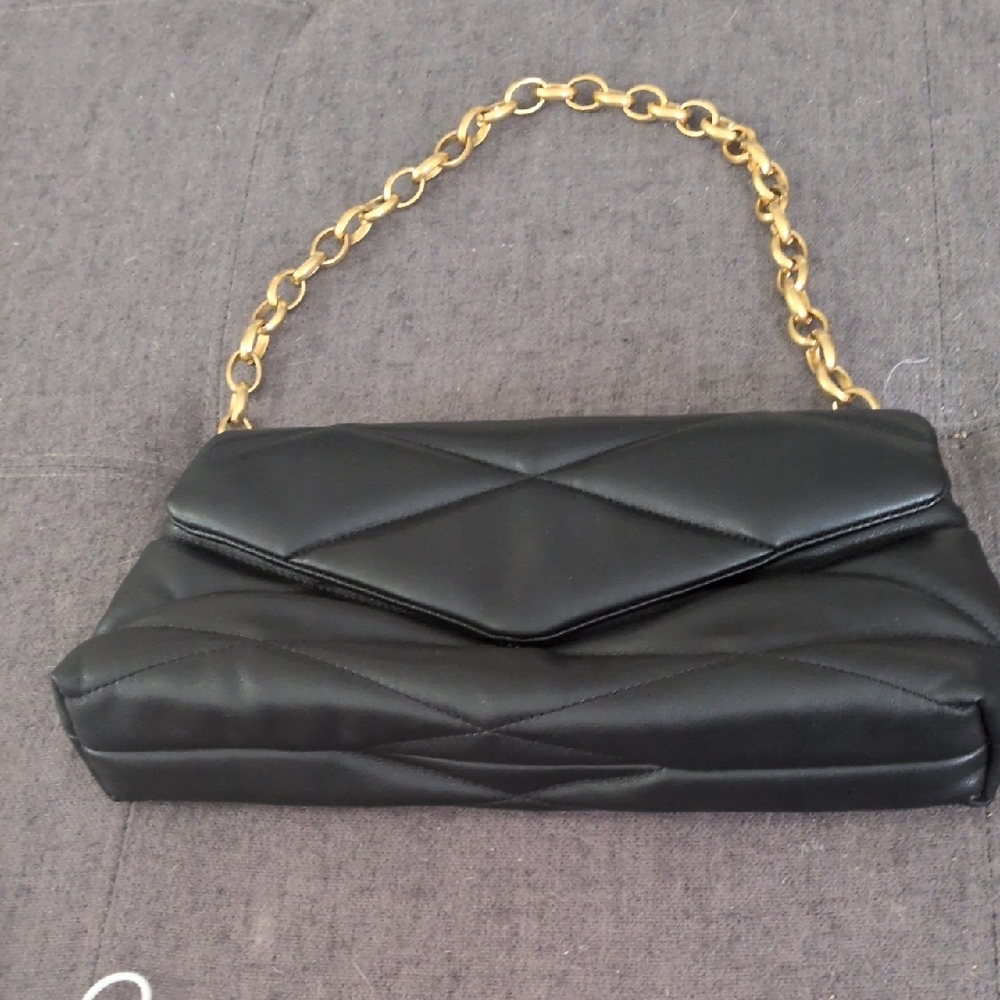 Elegant Black Quilted Handbag with Gold Chain